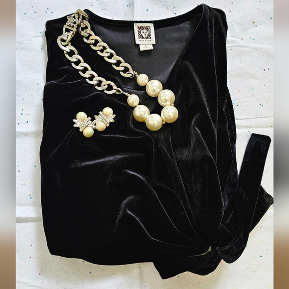 Anne Klein velvet wrap long sleeve top. Size Small - Picture 10 of 10